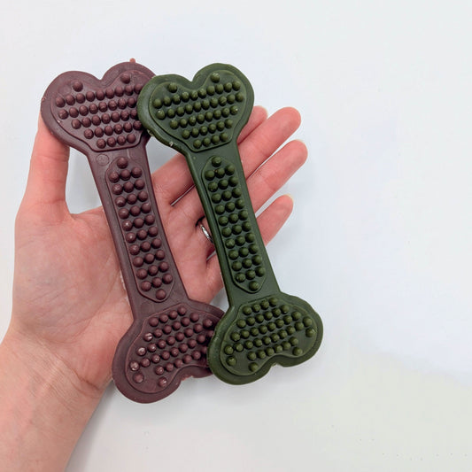 BumpiBone by Maks Patch – Vegan, grain-free dental chew with grooves for plaque control. Available in Spinach & Apple and Sweet Potato & Blueberry.