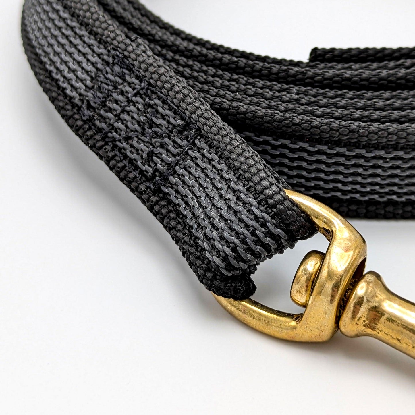 Tough rubberised long line lead for dogs with brass carabiner – secure handling during training, walks, and outdoor use.