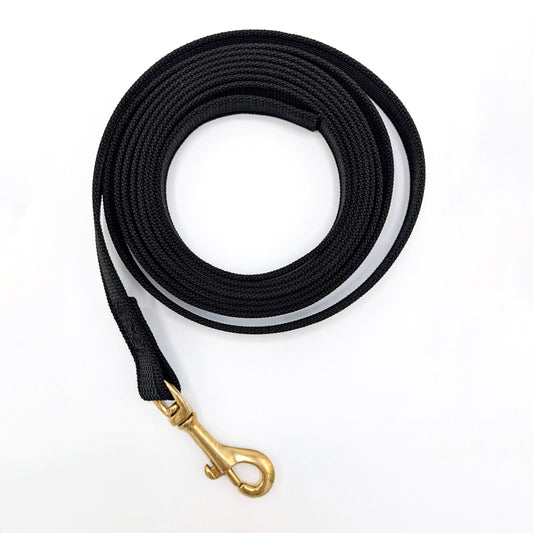 Tough rubberised long line lead for dogs with brass carabiner – secure handling during training, walks, and outdoor use.