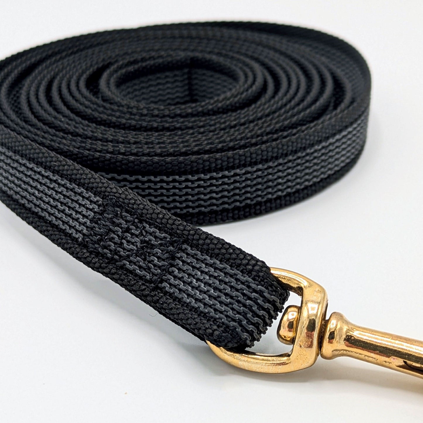 Tough rubberised long line lead for dogs with brass carabiner – secure handling during training, walks, and outdoor use.