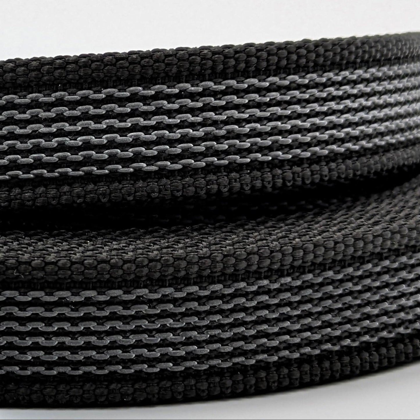 Tough rubberised long line lead for dogs with brass carabiner – secure handling during training, walks, and outdoor use.