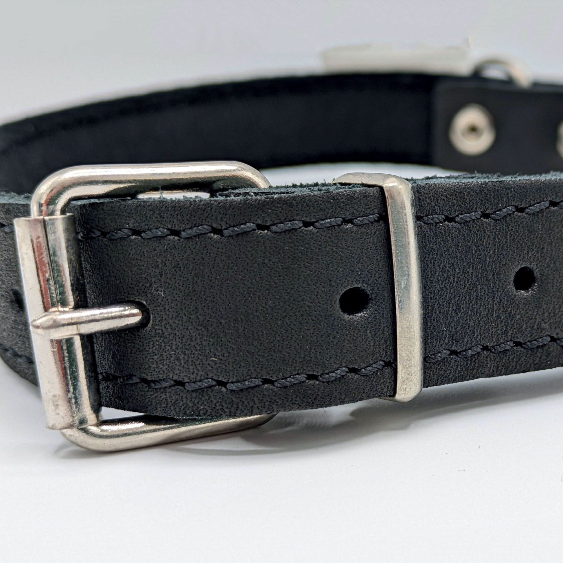 Gappay Leather Collar – Soft leather, stainless steel buckle, adjustable fit for comfort, control, and stylish everyday wear.